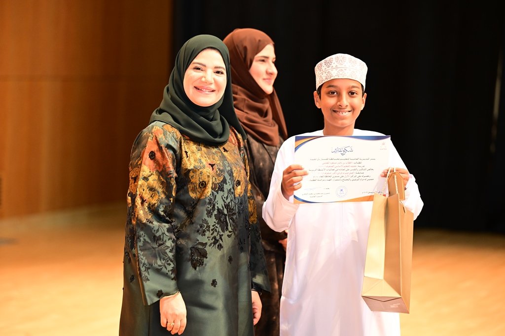 تكريم المجيدين في تعليمية ظفار