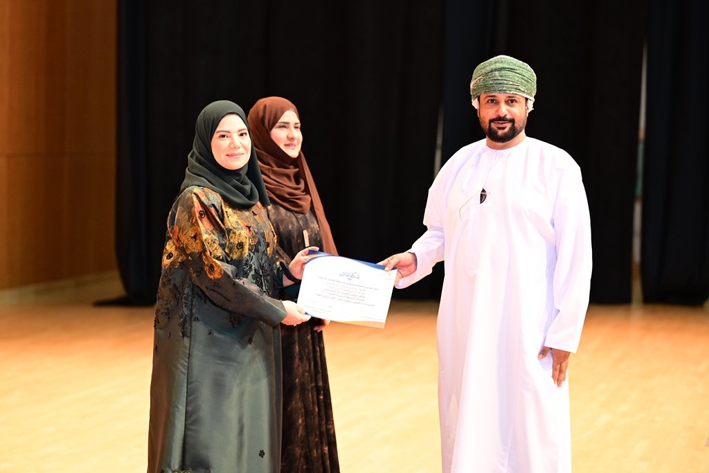 تكريم المجيدين في تعليمية ظفار