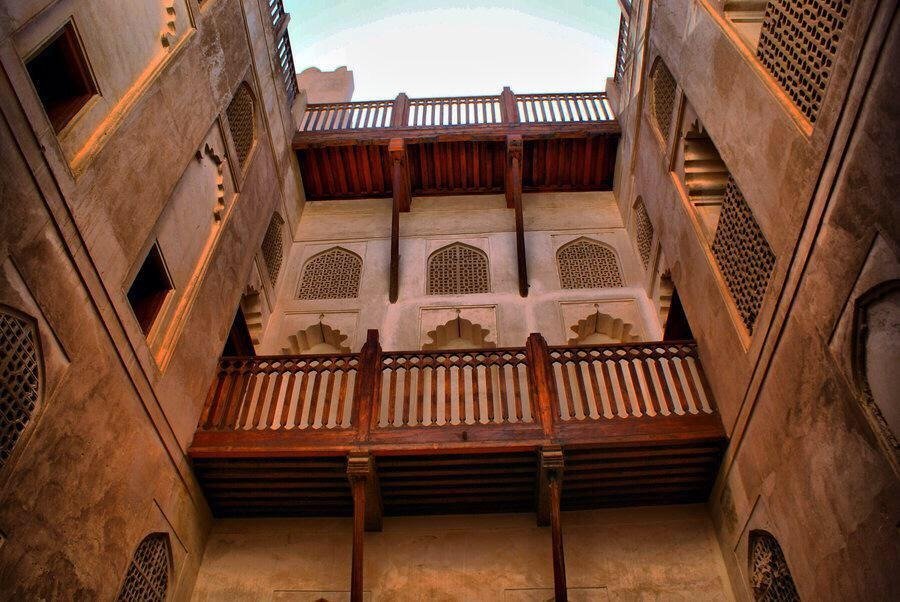 النقوش والزخارف الهندسية البديعة على أسقف قاعات الدرس بالحصن