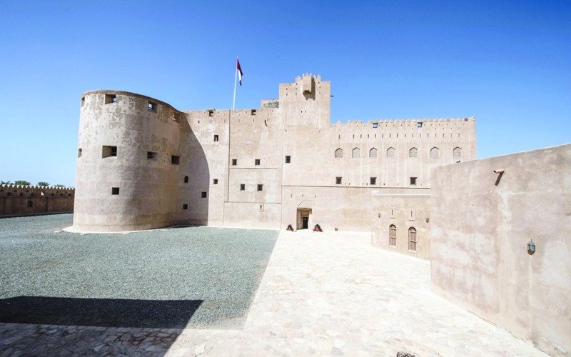 إطلالة معمارية على حصن جبرين التاريخي بولاية بهلاء