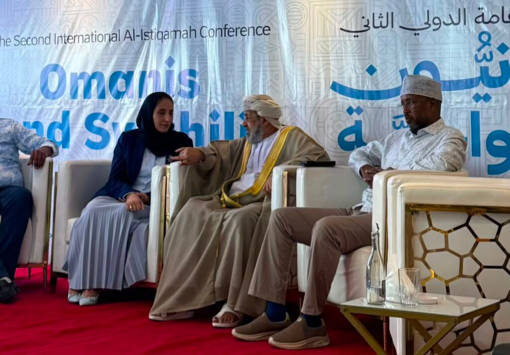 جانب من الحضور والمشاركين في الجلسة الرئيسة لمؤتمر العمانيون والسواحلية في كينيا
