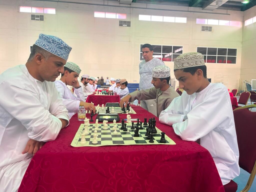 يوسف بن ناصر الحضرمي رئيس نادي البشائر يكرم الفائزين بالمراكز الأولى في بطولة الشطرنج بولاية أدم